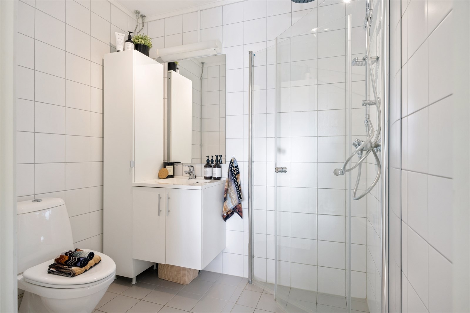 Delikat flislagt baderom fra 2014 med varmekabler i gulv. Galleribilde