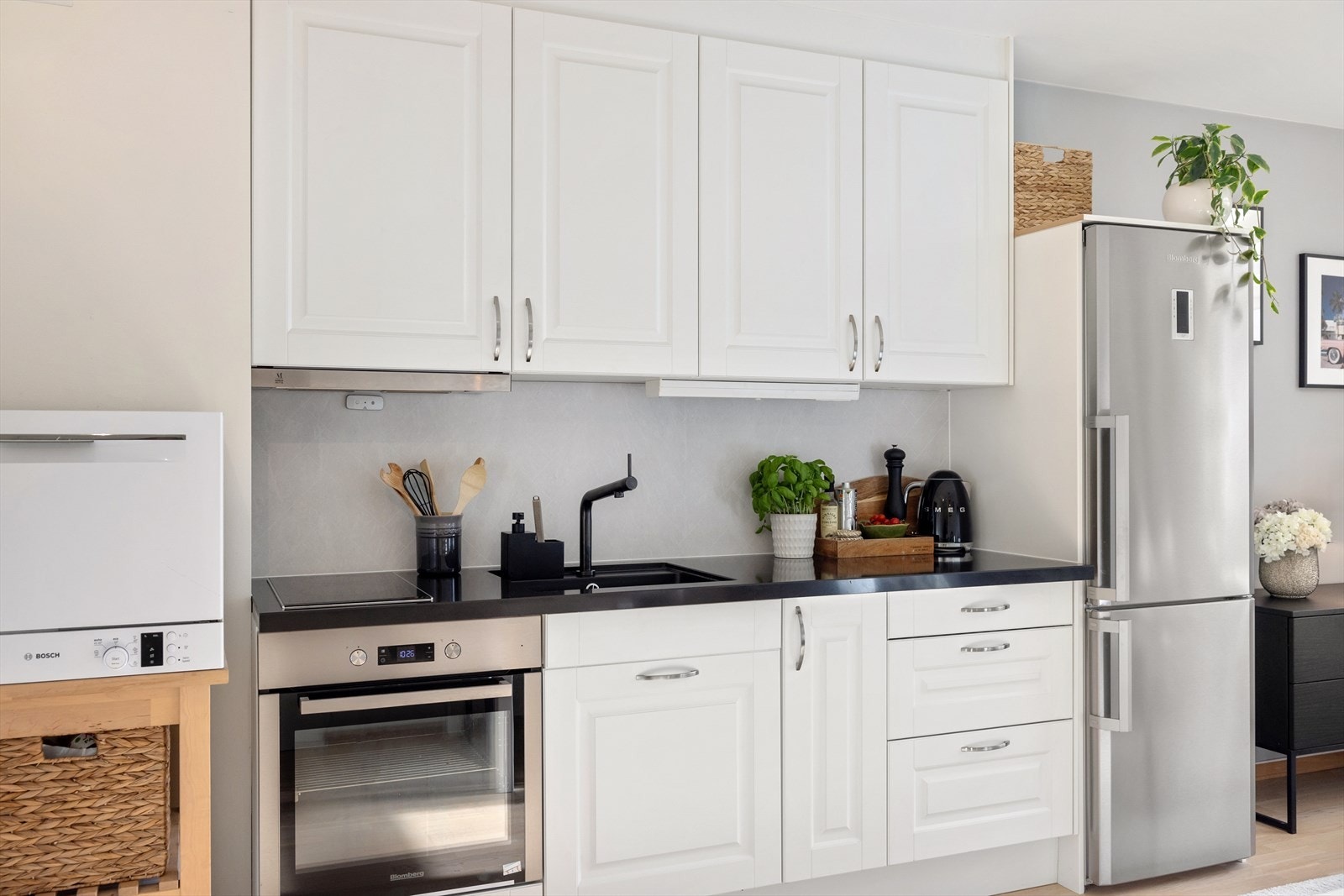 Kjøkkenet har god med skap- og benkeplass - her blir matlaging til en fryd! Galleribilde