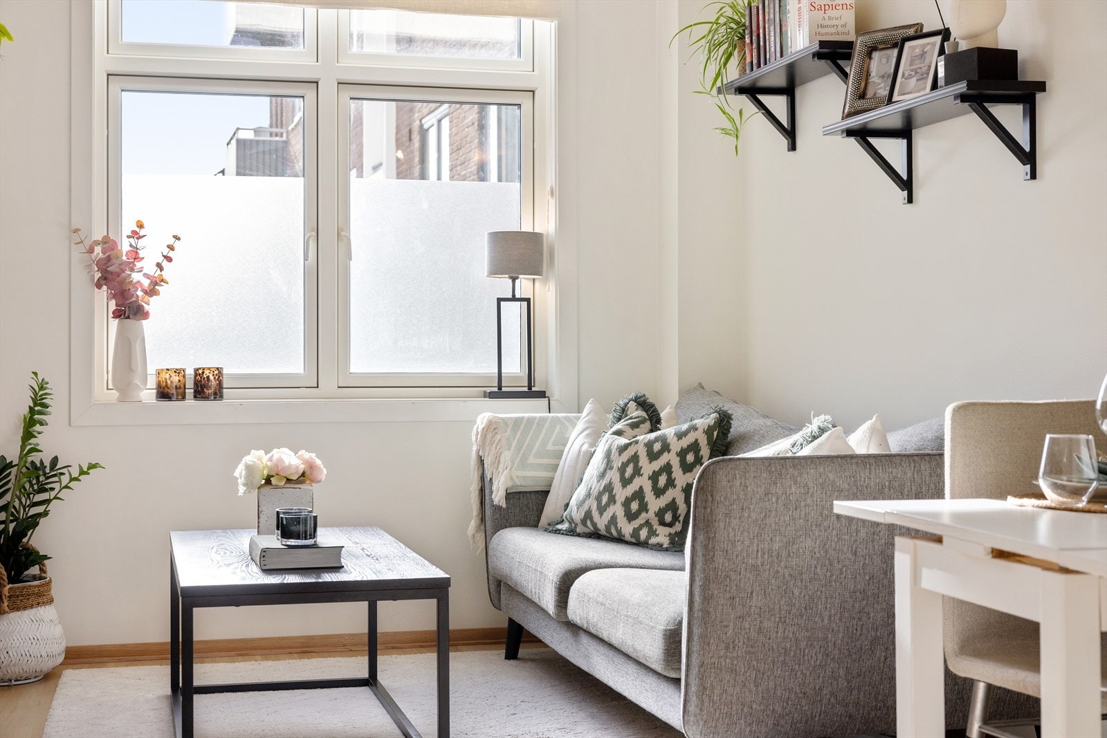 Leiligheten fremstår som innbydende med gjennomgående god standard fra 2014. Galleribilde