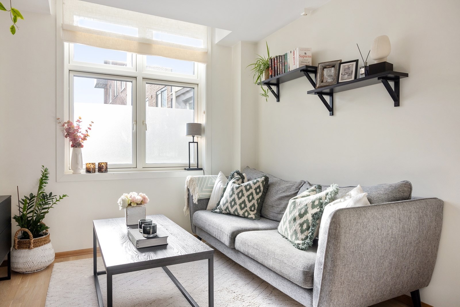 Arealeffektiv stue som gjør det enkelt å møblere med sofa og tv-møblement Galleribilde