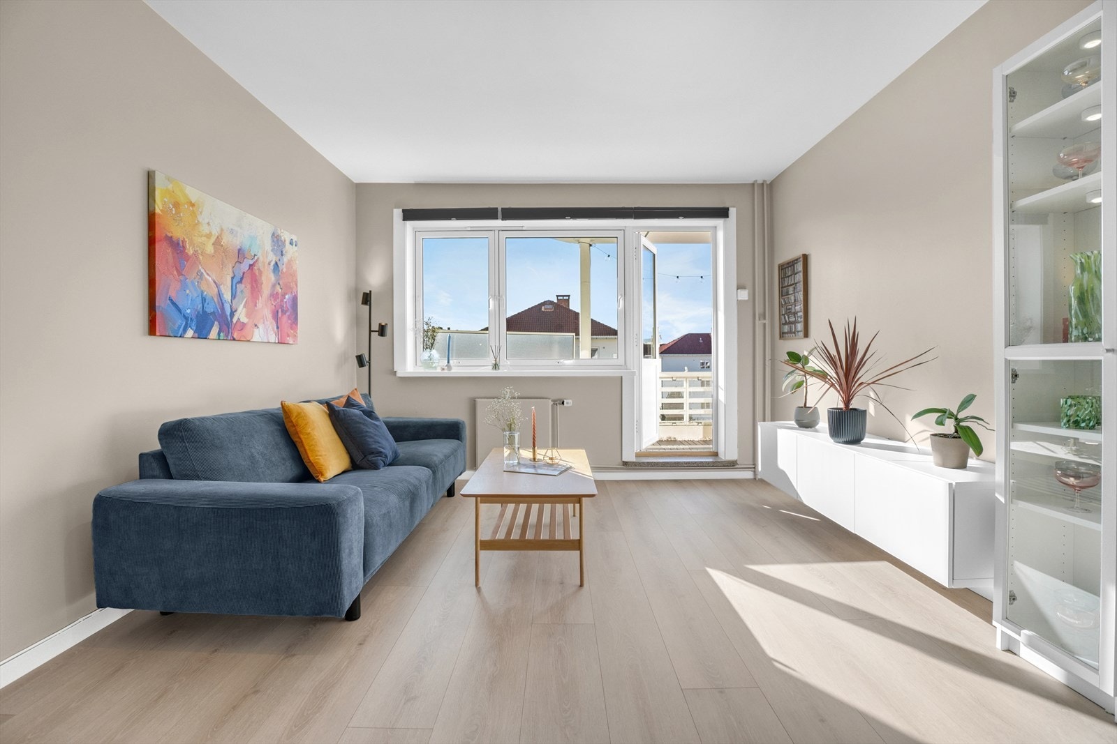 Generøs takhøyde ca. 2.51 m målt i stue. Vinduer og balkongdør er byttet i år 2019. Galleribilde