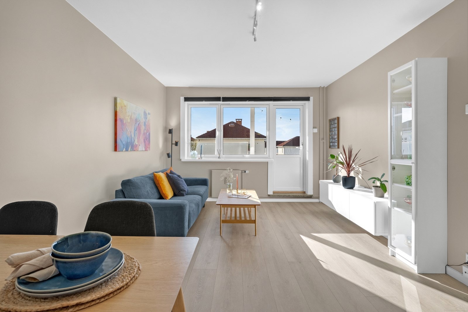 Plass til både sofagruppe og spisebord, og her kan man invitere familie/venner på hyggelige sammenkomster. Galleribilde