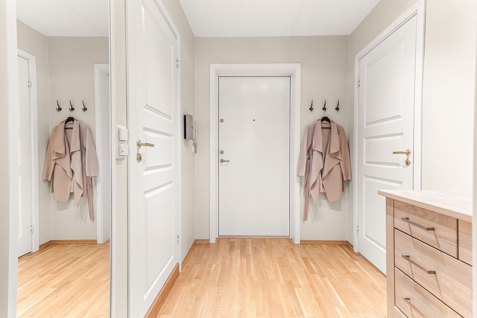 Velkommen inn! Praktisk innredet entrè med knaggrekke og god plass for kommode Galleribilde