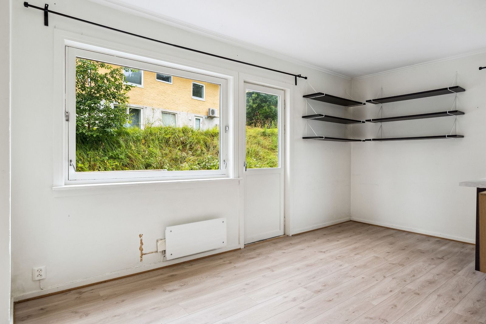 Stue, med god plass til sofakrok og spiseplass Galleribilde