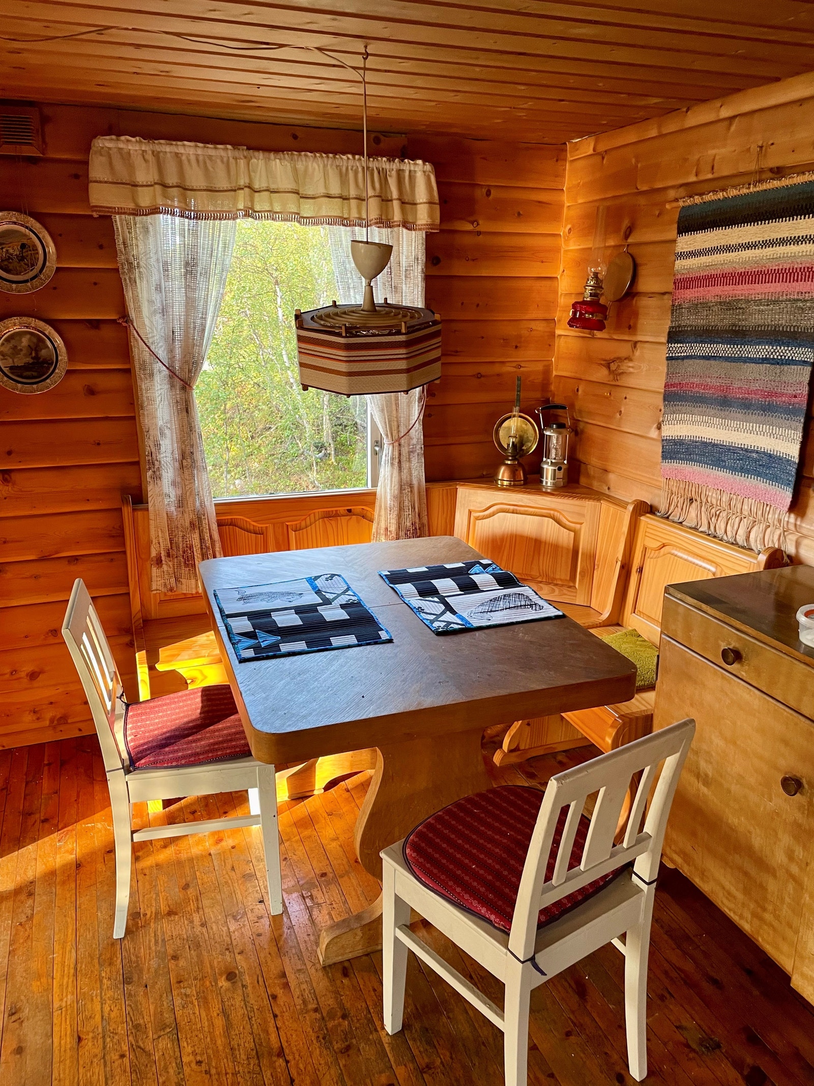 Det er en egen spisekrok mellom stuen og kjøkkenet. Galleribilde