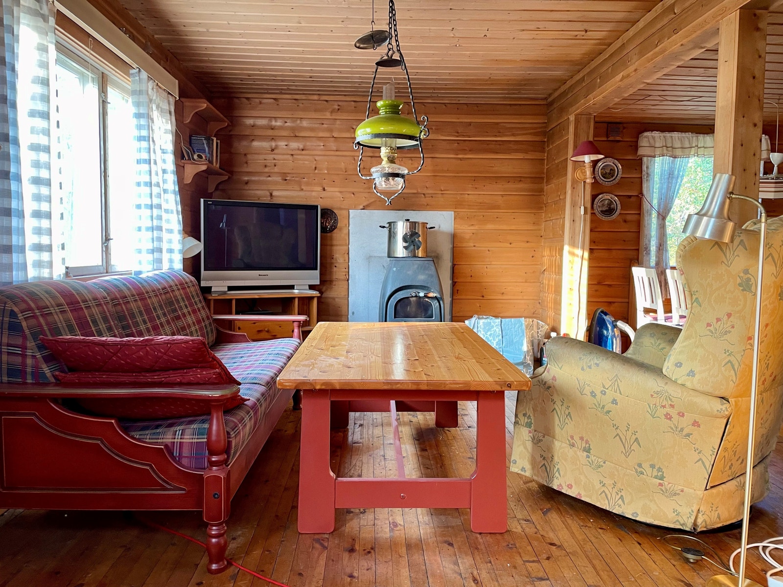 Det er en romslig stue med mulighet for ulikt sittemøblement og tv-krok. Galleribilde