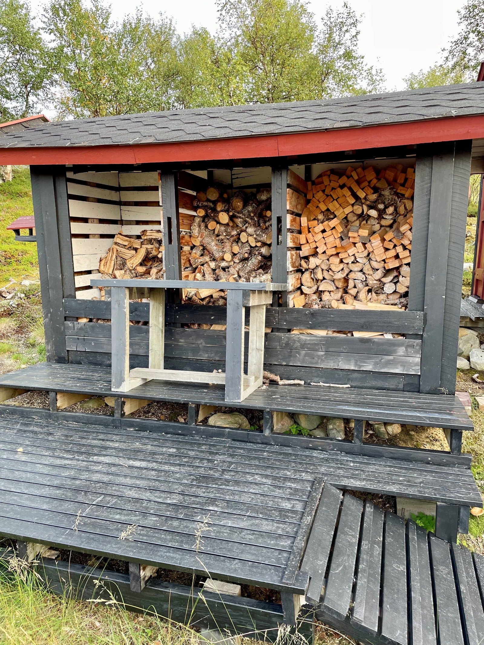 Det er laget to slike vedboder med plass til rikelige mengder ved. Galleribilde