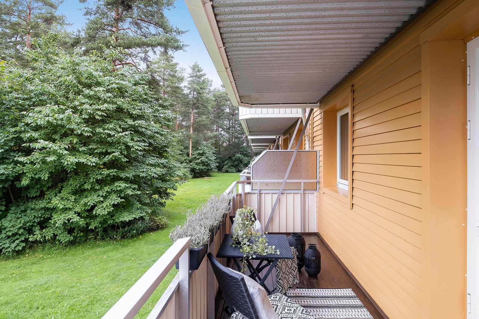 Gode solforhold på balkong legger til rette for mange hyggelige stunder her Galleribilde