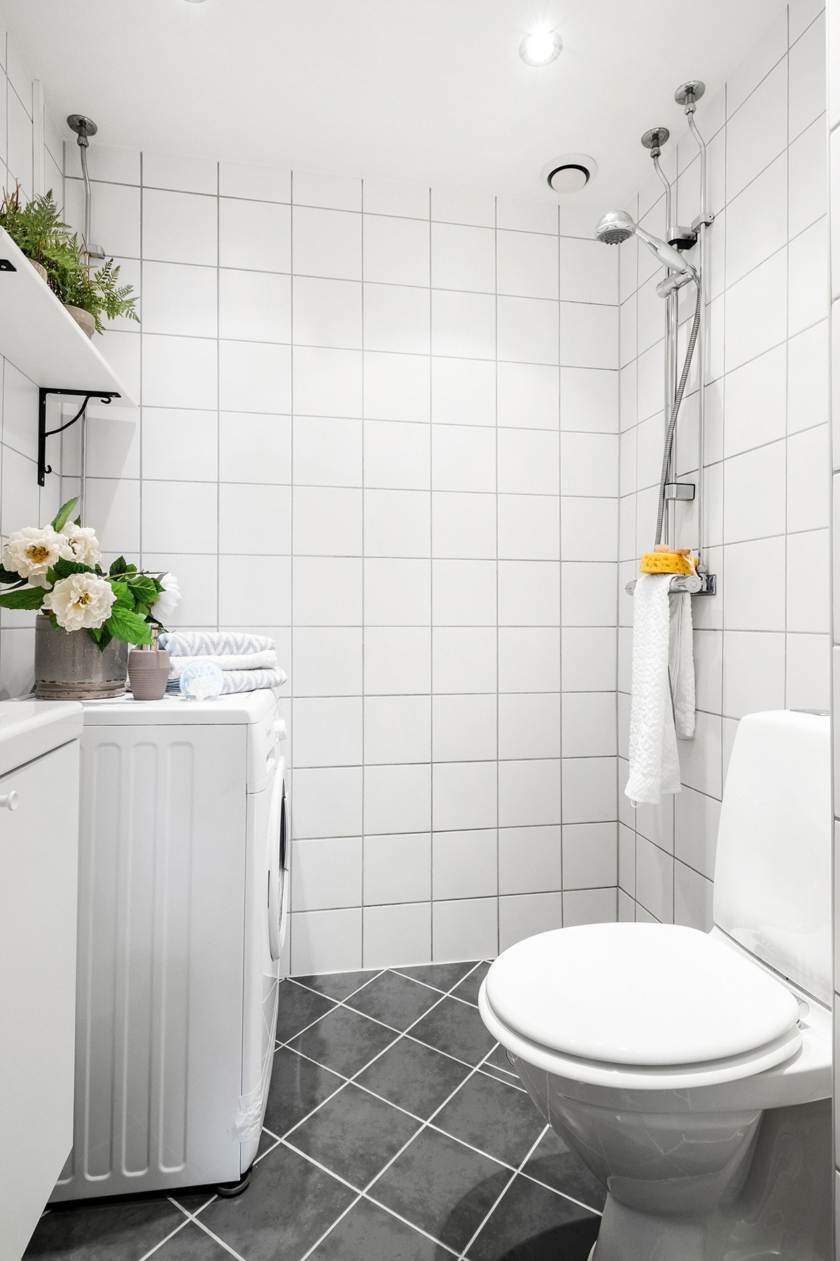 Nyere flislagt bad med varmekabler i gulv Galleribilde