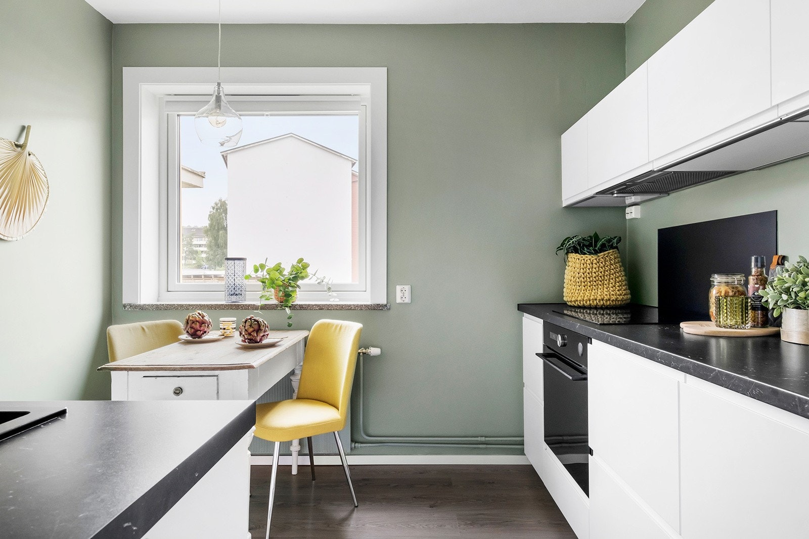 Delikat IKEA kjøkken fra 2019 med slette fronter, laminat benkeplate og integrerte hvitevarer som stekeovn og platetopp Galleribilde