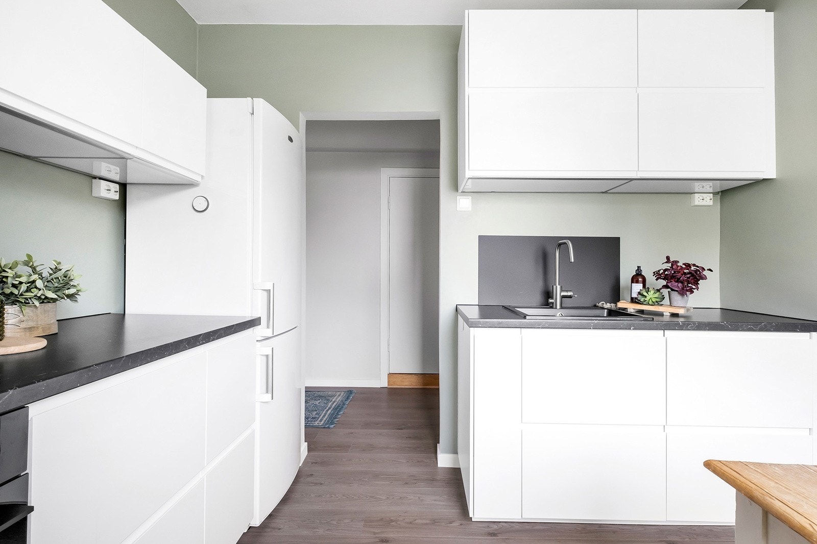 Kjøkken har godt med benke-/skapplass Galleribilde