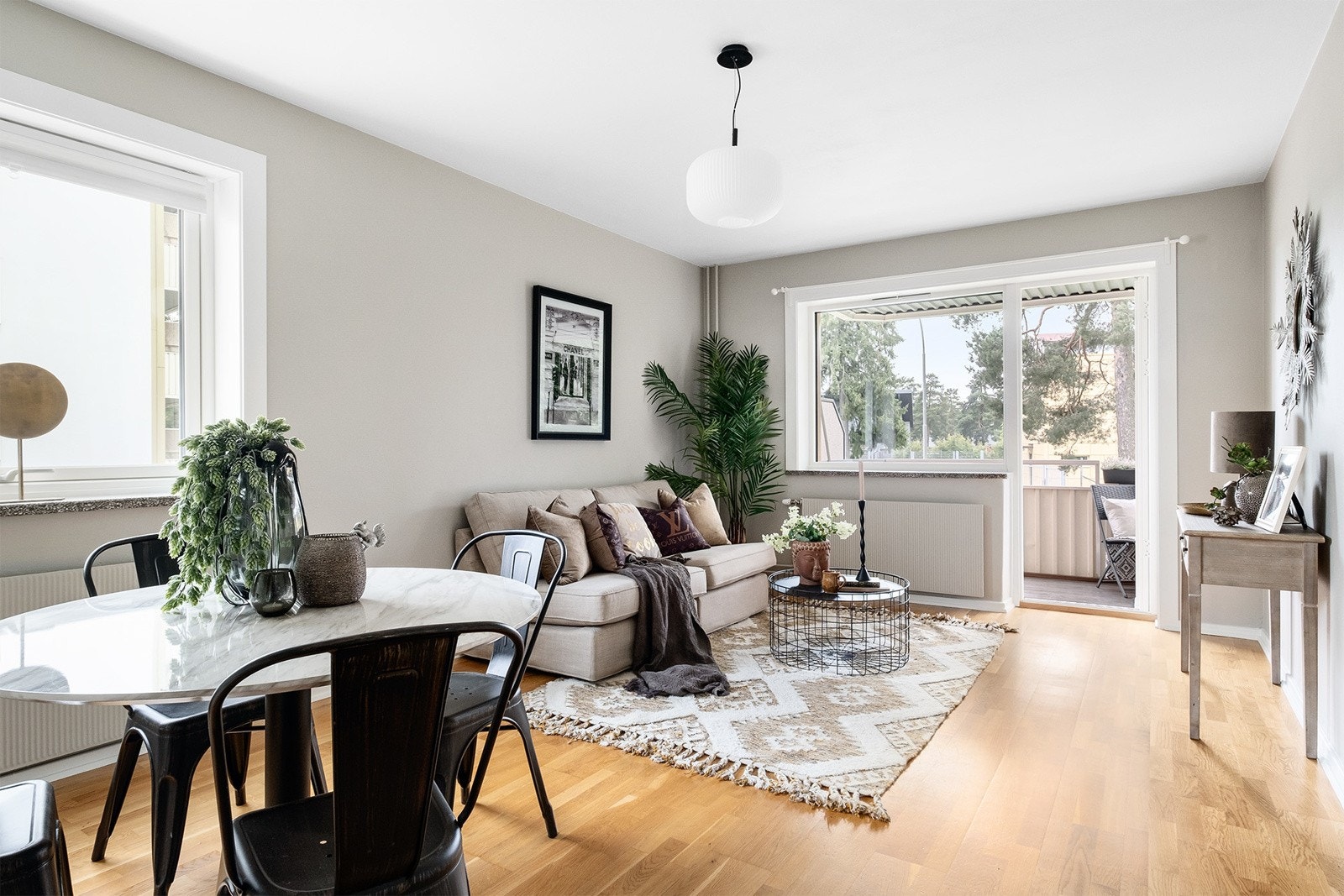 Lys og pen stue med plass til sofragruppe og spisebord Galleribilde