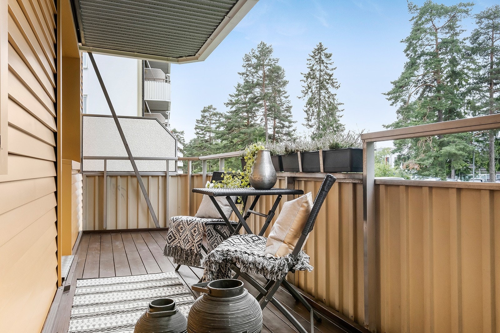 Fra stue er det utgang til vest/nordvestvendtvendt balkong på ca. 10 m² Galleribilde