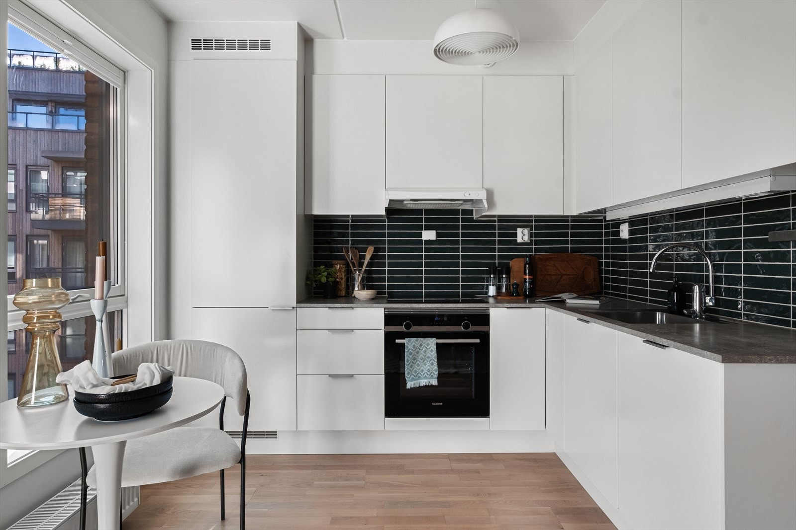 Tidløs kjøkkeninnredning fra 2019 (HTH) med åpen løsning mot stuen. Galleribilde