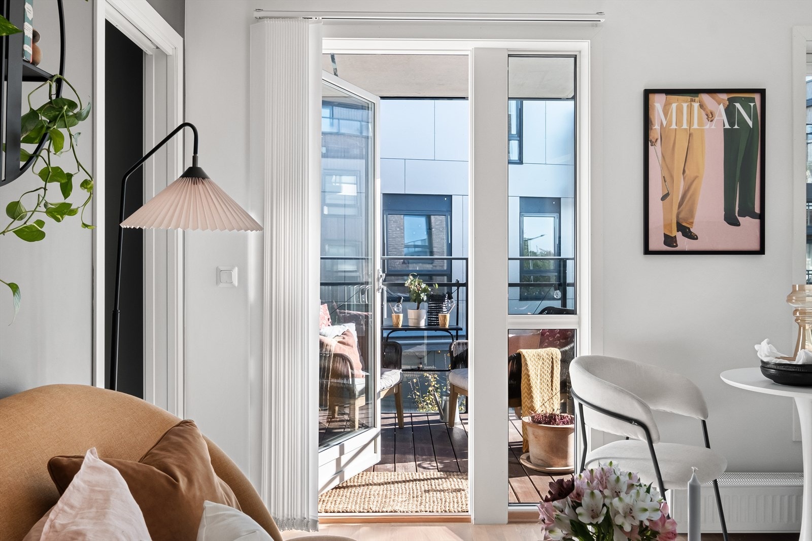 Store vindusflater som gir rikelig med luft og lys i tillegg til utgang til balkong. Galleribilde