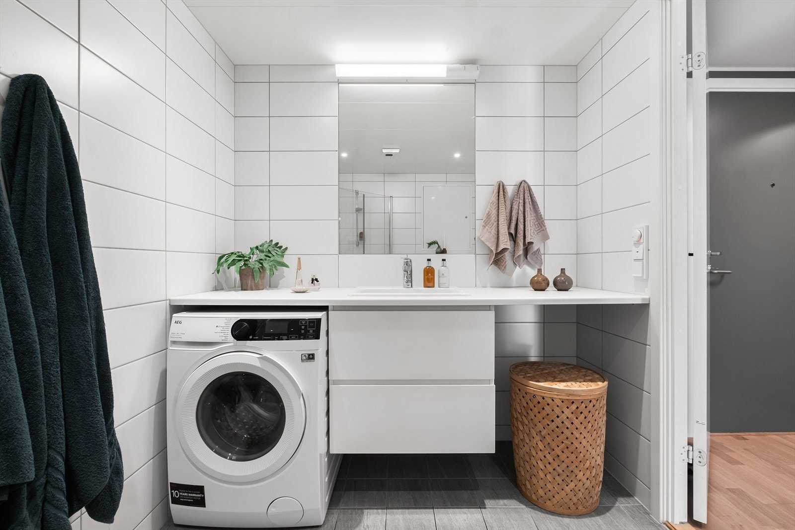 Flislagt baderom fra 2019 med varme i gulvet og downlights i himling. Galleribilde
