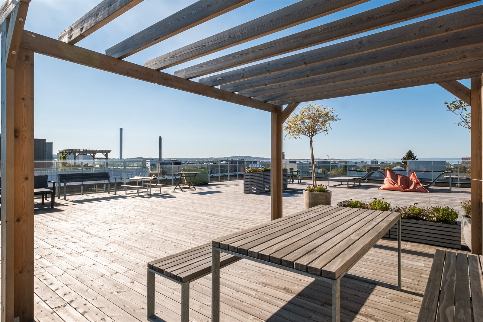 Stor, felles takterrasse med upåklagelig utsikt over Oslo. Galleribilde