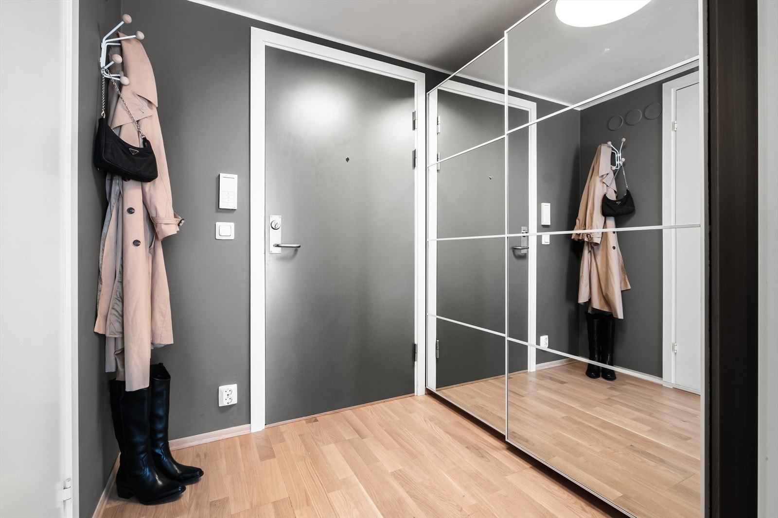 God plass til sko og yttertøy i skyvedørsgarderobe med speildører. Galleribilde
