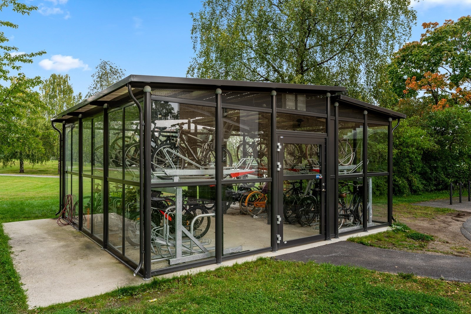 Sykkelparkering rett utenfor inngangspartiet. Galleribilde