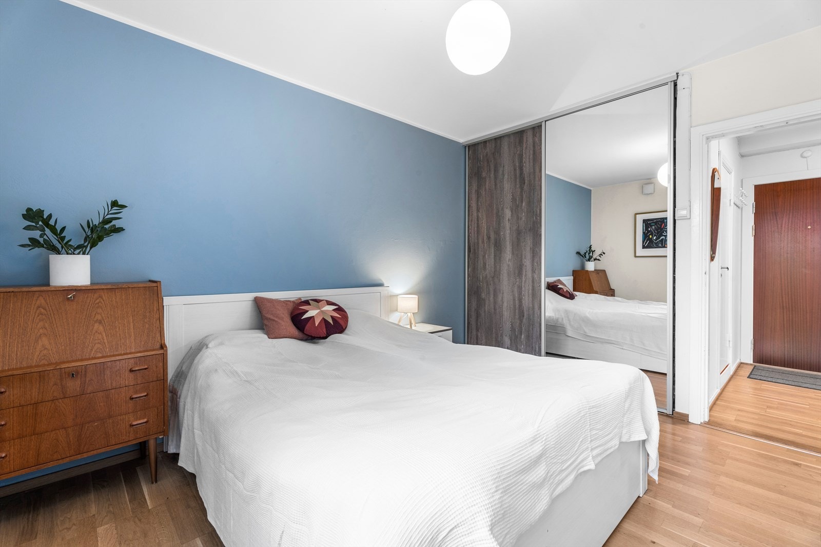 God plass til nattbord, kommode og skyvedørsgarderobe. Galleribilde