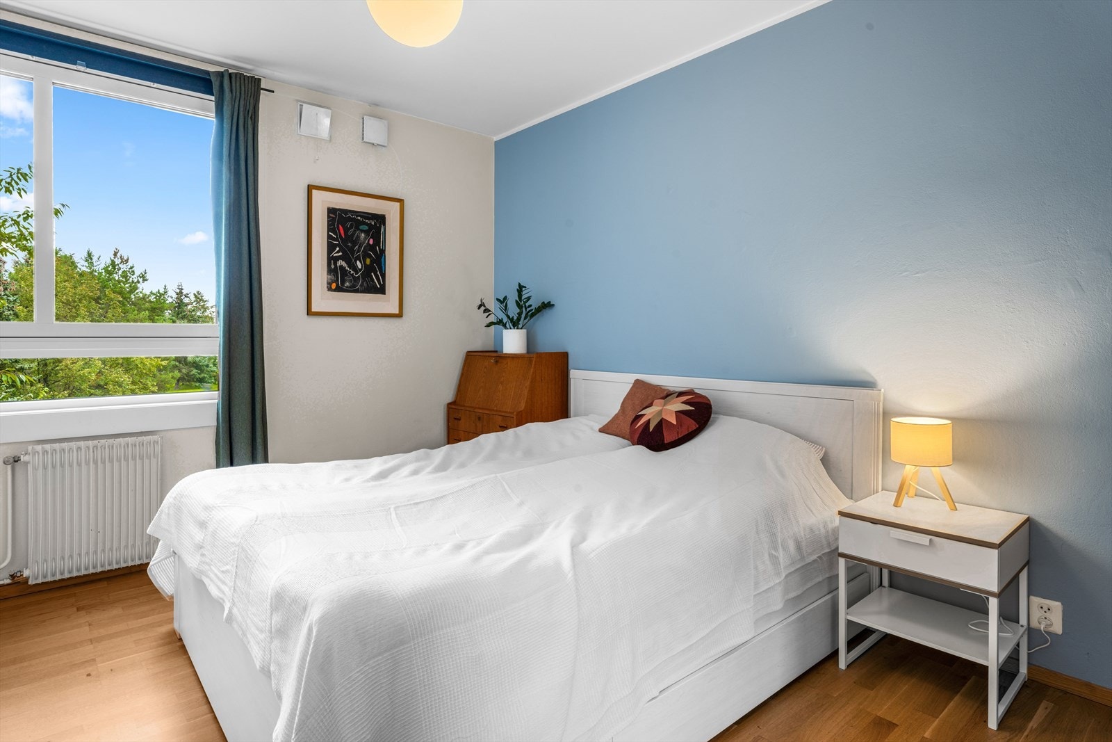 Pent og lyst hovedsoverom med god plass for dobbeltseng. Galleribilde
