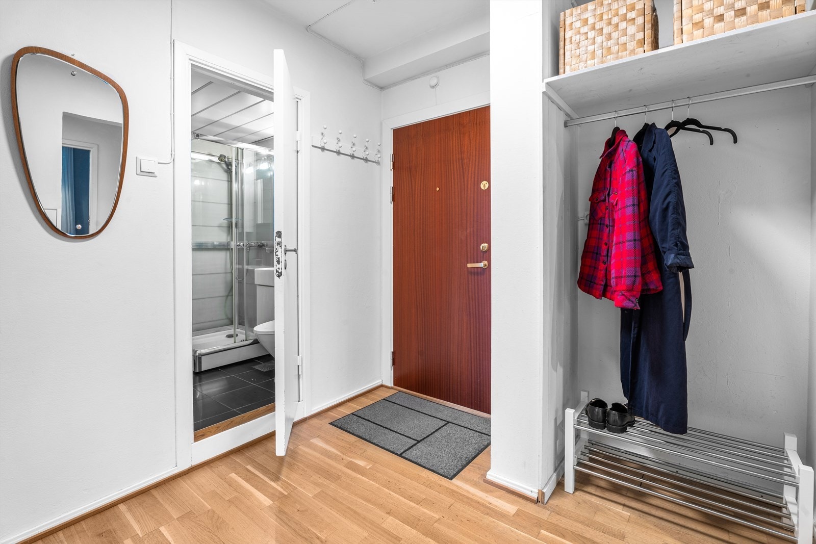 Velkommen inn i lys og hyggelig entré med praktiske oppbevaringsmuligheter til høyre. Galleribilde