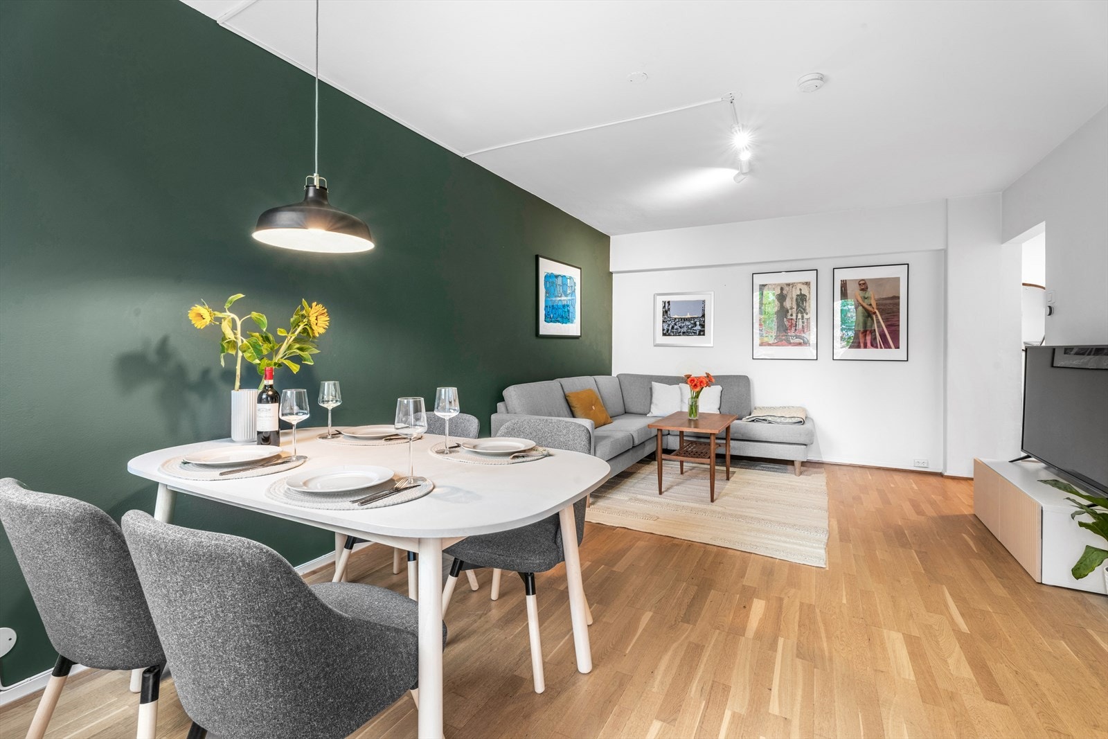 Romslig stue som innehar godt med møbleringsmuligheter. Galleribilde
