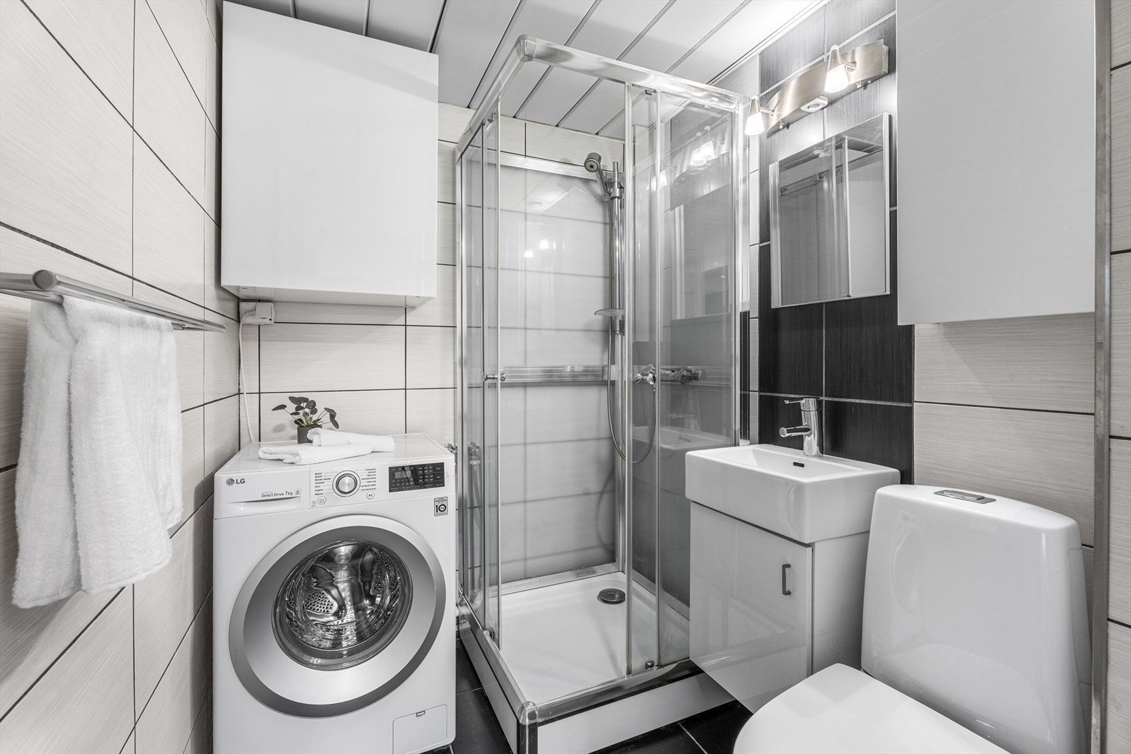 Baderommet ble pusset opp i regi av borettslaget i 2001 og senere oppgradert av tidligere eier i 2011. Badet er flislagt og bestående av frittstående klosett, servantinnredning, servant med ettgreps blandebatteri, dusjkabinett. Galleribilde