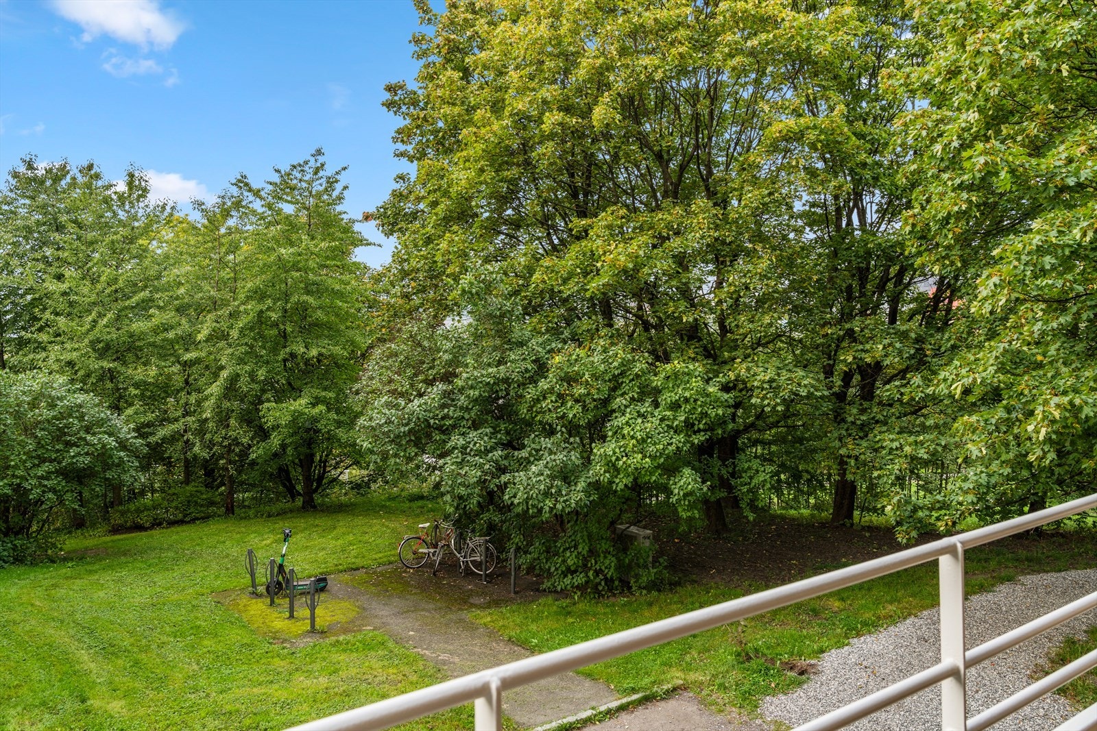 Dette er en meget hyggelig balkong med flott utsikt til grøntområder. Galleribilde