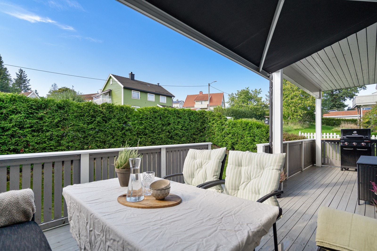 Her får du en stor, skjermet og meget solrik terrasse Galleribilde