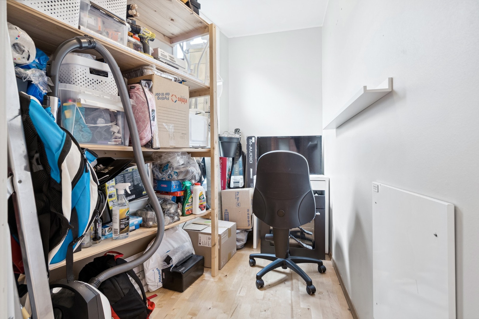 Gode oppbevaringsmuligheter i innendørs bod. Galleribilde