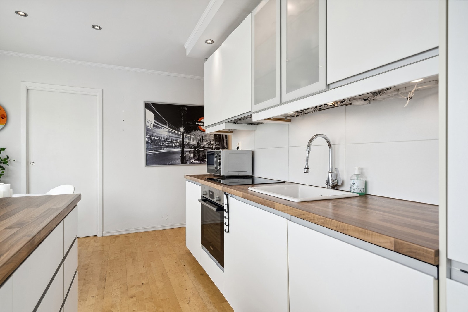 Lyst og stilrent kjøkken i moderne utførelse. Galleribilde