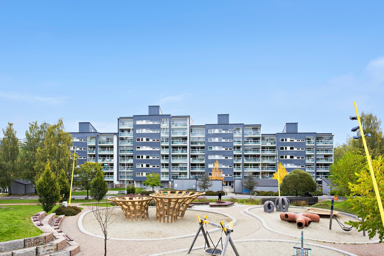 Parken er belyst, har et vakkert vannspeil og syv møteplasser med sittegrupper, griller og store bålfat som kan brukes av alle Galleribilde