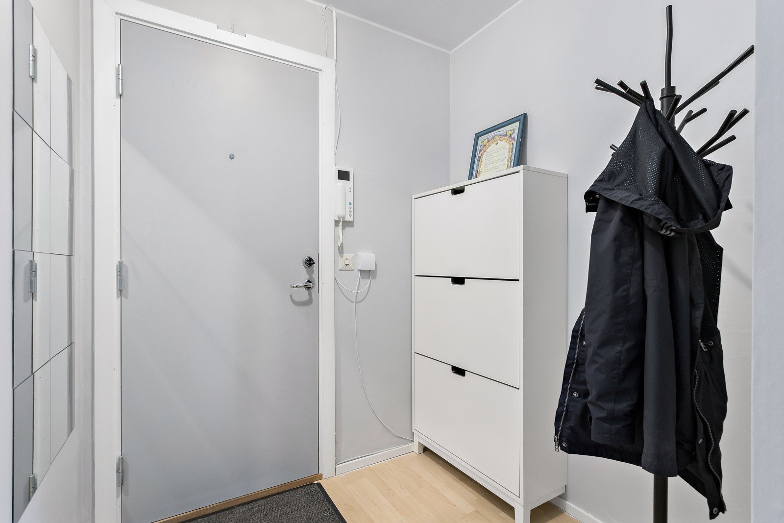 Entreen har plass til lagring av yttertøy og sko Galleribilde