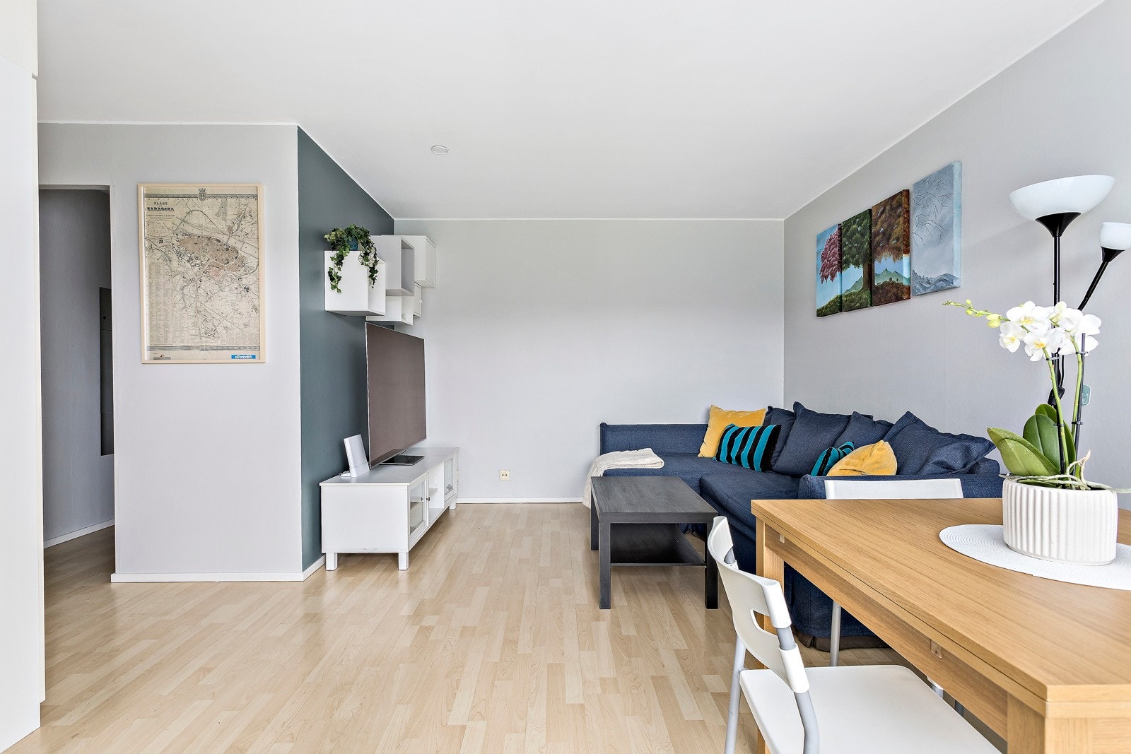 Lys stue med plass til sofa og spisebord Galleribilde