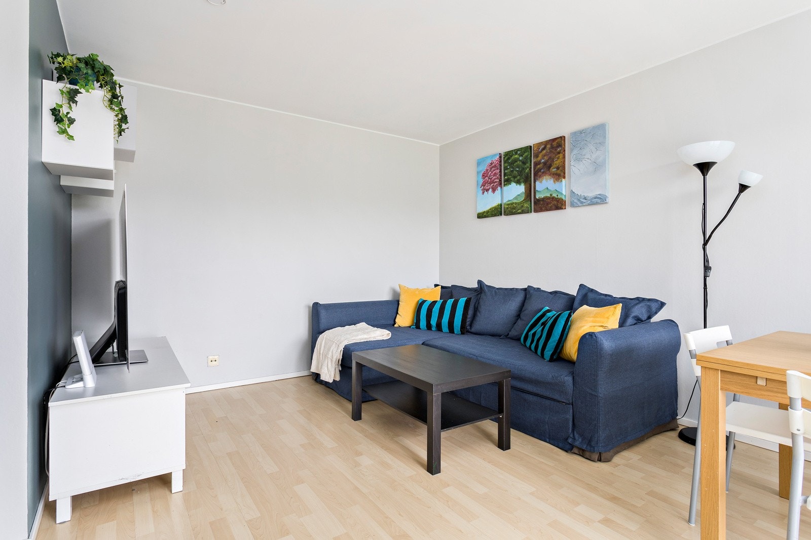 Stuen har store vindusflater samt utgang til innglasset balkong Galleribilde