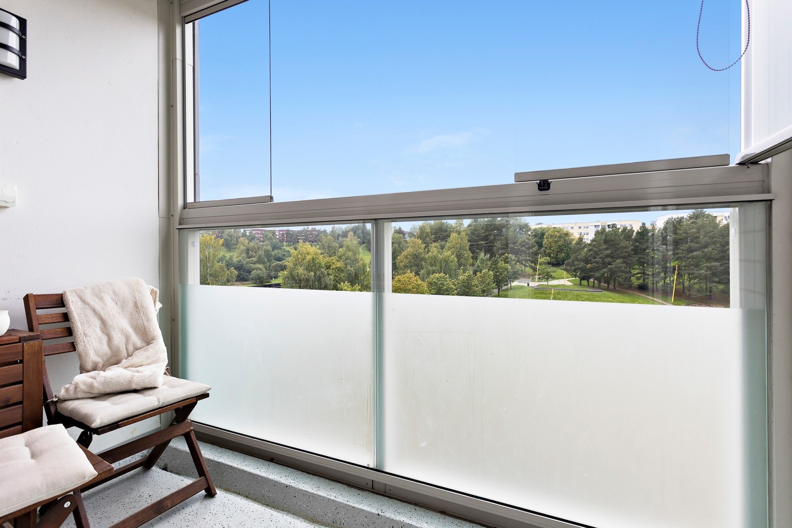 Fra stuen er det utgang til vestvendt innglasset balkong Galleribilde