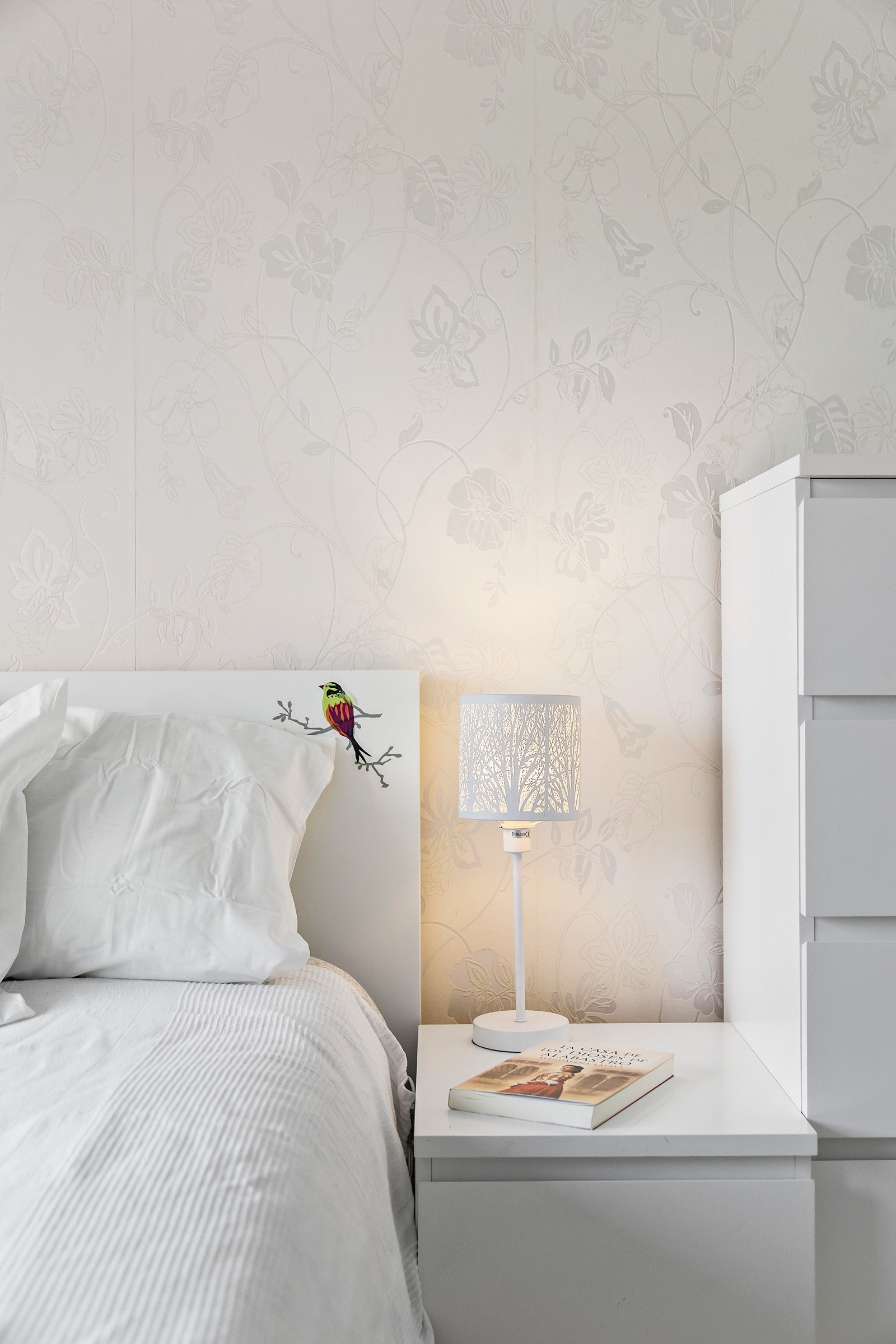 Hovedsoverommet har god plass til dobbeltseng, nattbord og garderobeskap Galleribilde