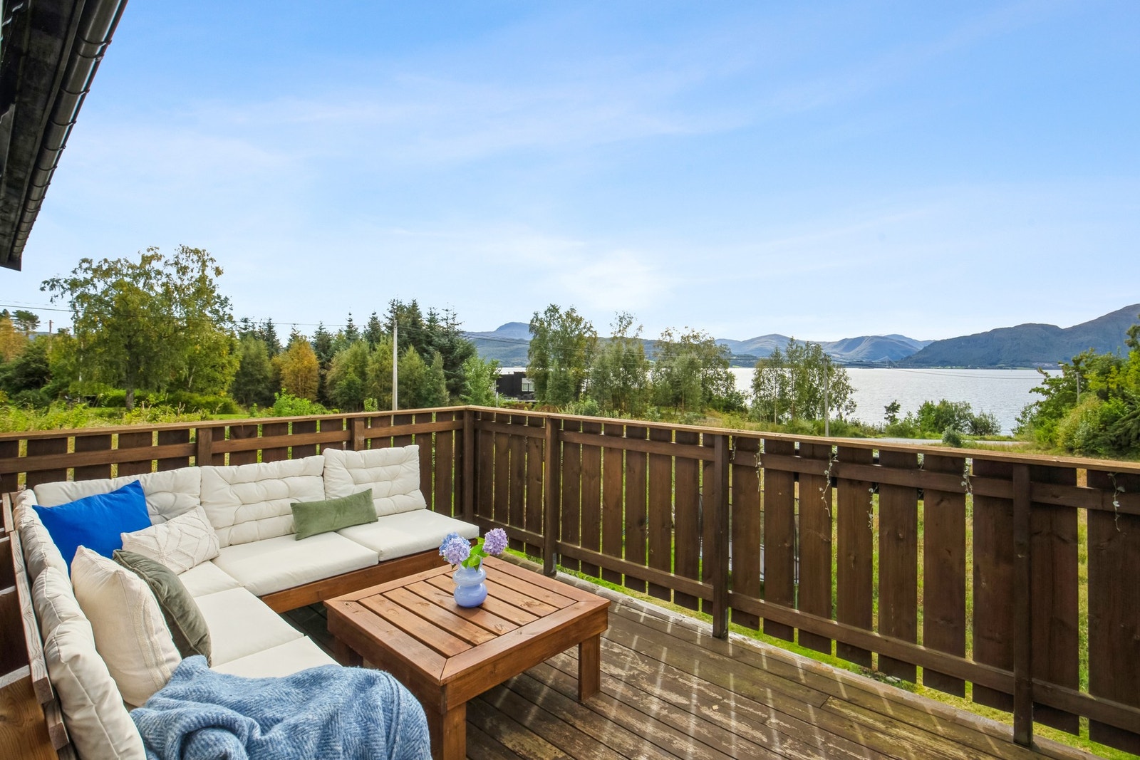 Tomten er naturlig skjermet av trær mot vei og naboer Galleribilde