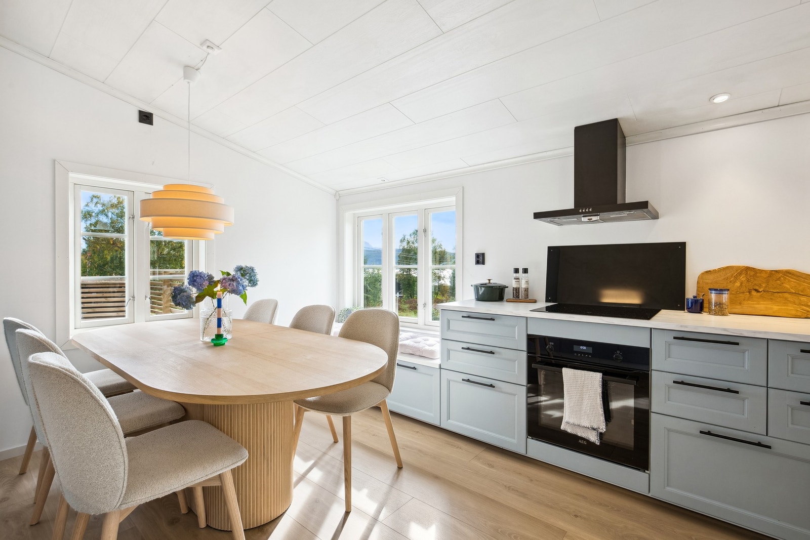 Integrerte hvitevarer på kjøkken Galleribilde