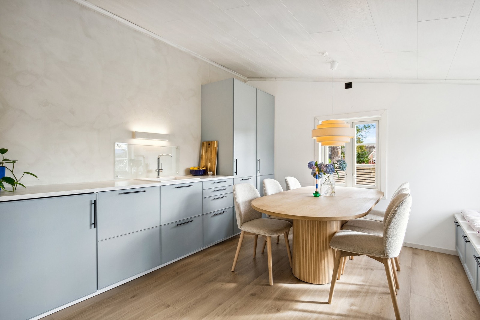 Stilrent kjøkken med god skap- og benkeplass Galleribilde