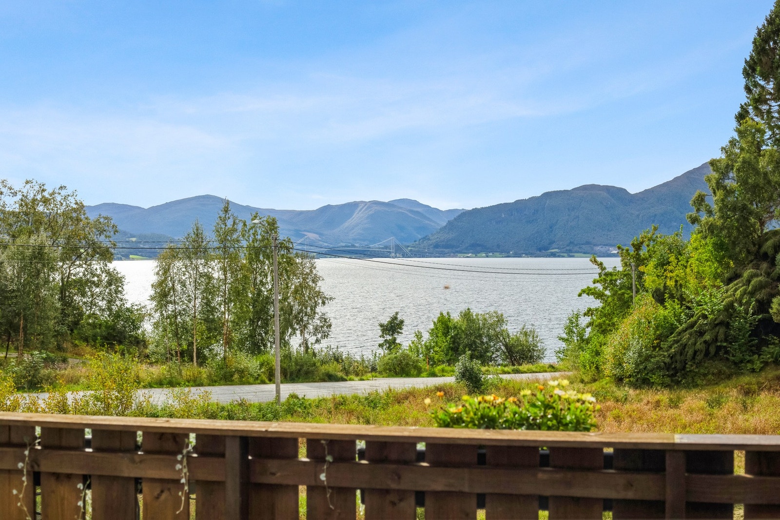 Flott fritidsbolig på 101 kvm, med to terrasser og utsikt over Freifjorden Galleribilde