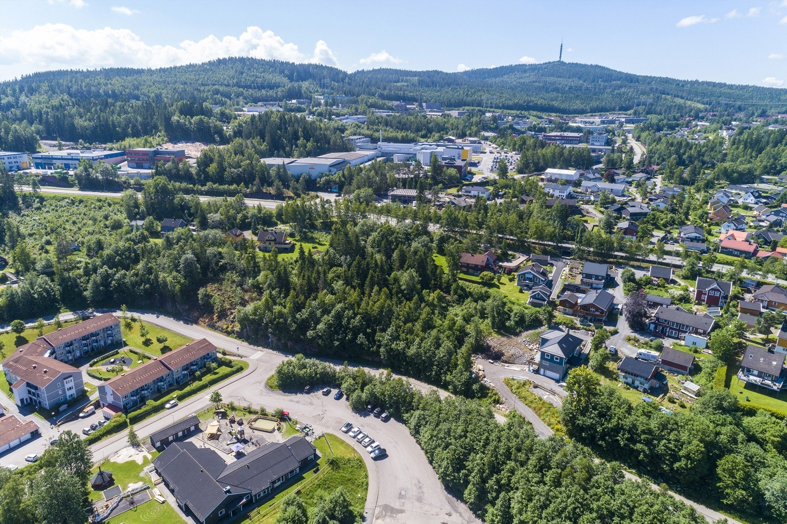 Tomten ligger også nær marka med flotte tur- og treningsmuligheter Galleribilde