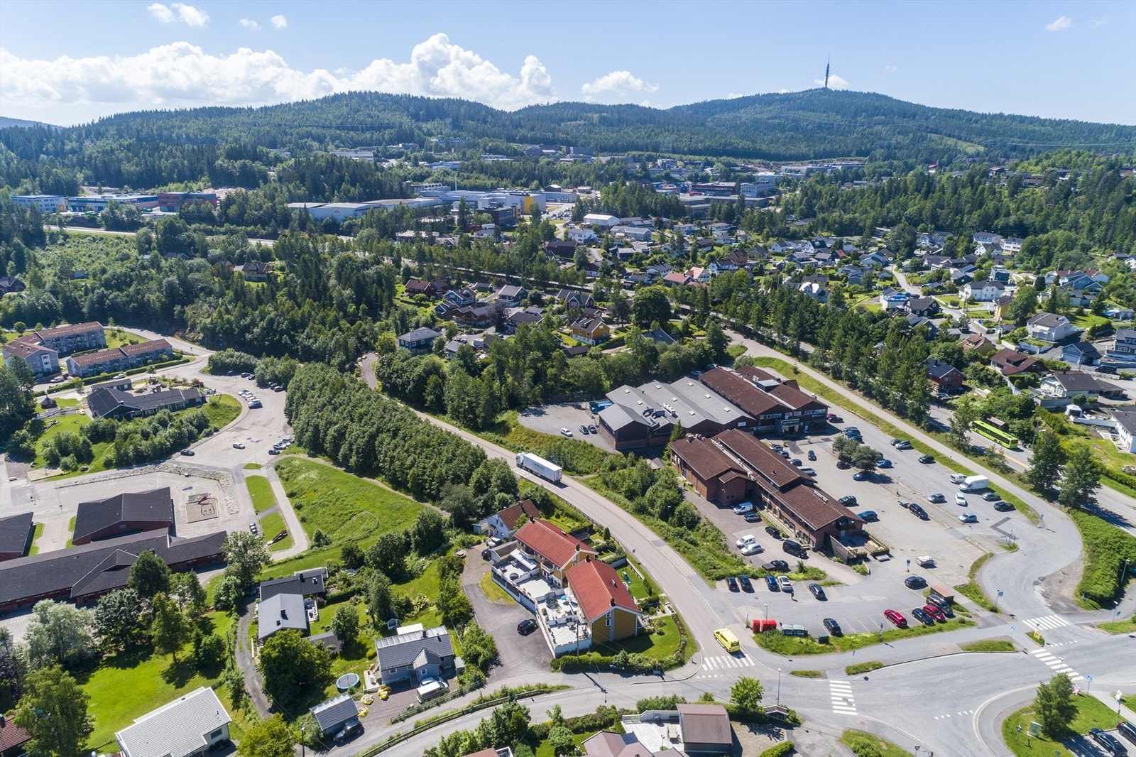 Hagan senter ligger rett i nærheten og det er også gangavstand til busstopp langs gamle Rv 4 Galleribilde