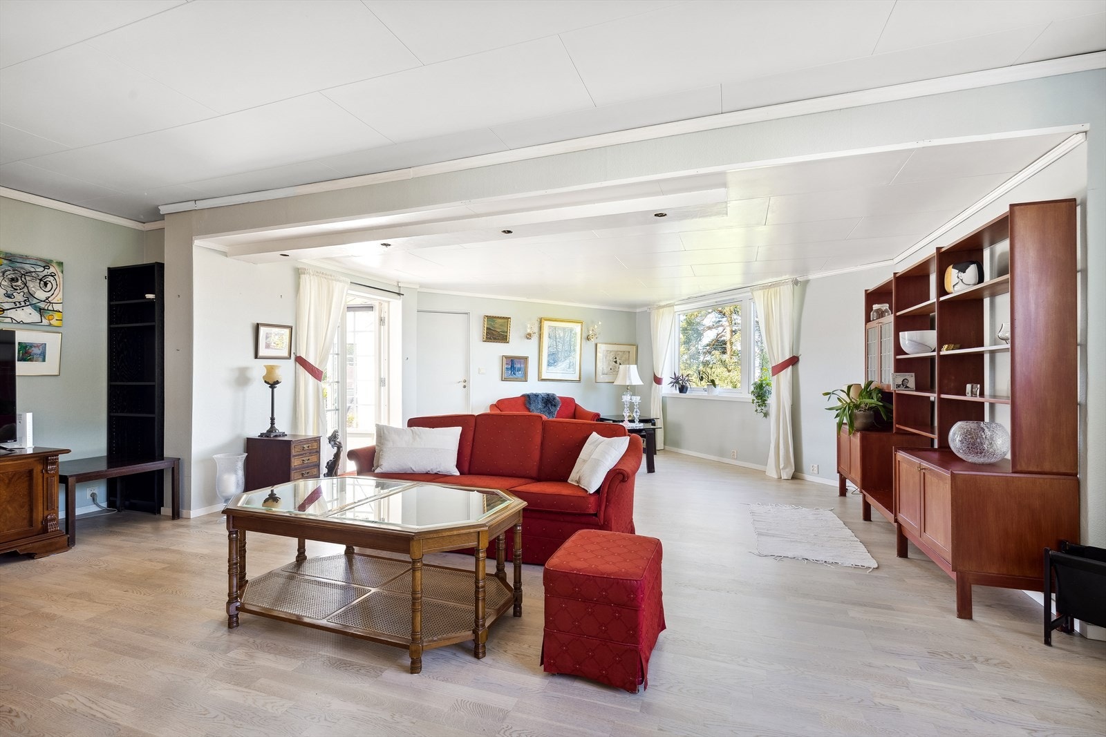 Fra stuen har du utgang til eget koselig uteområdet belagt med heller av stein. Galleribilde
