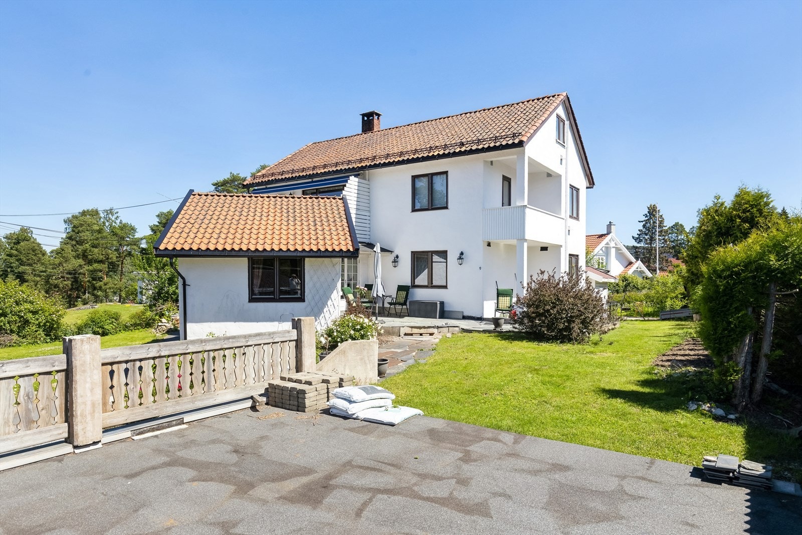 Hagen byr på flere hyggelige soner som kan nytes ettersom hvor man ønsker å nyte sol/skygge. Nesten helt uten innsyn. Galleribilde
