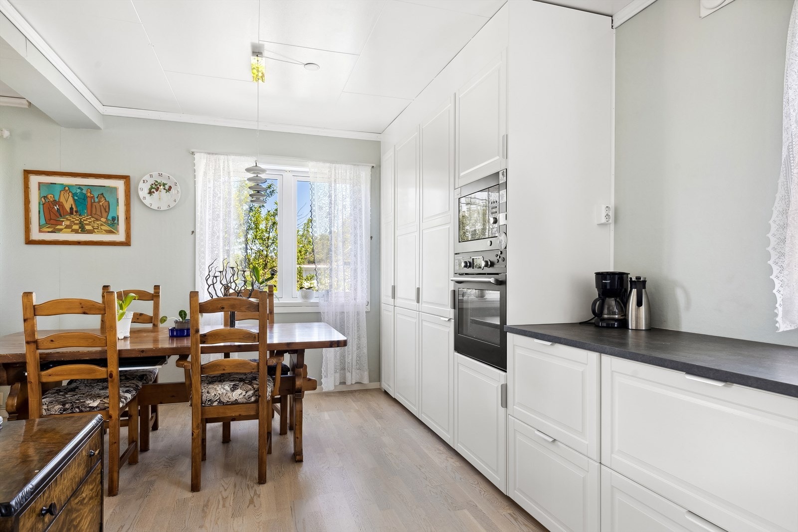 Plass til stort spisebord som gir rom for hygge og kos både med eller uten gjester. Galleribilde