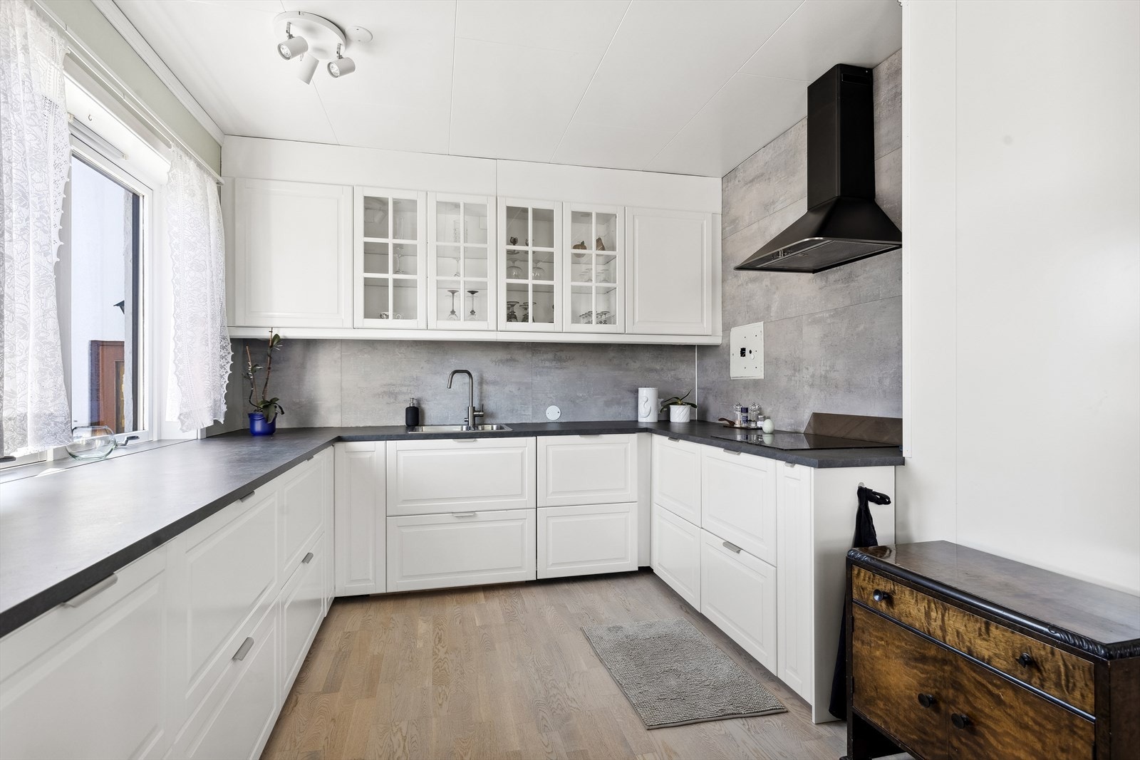 Innbydende kjøkken med profilerte fronter. Meget god skuff/skap - og benkeplass. Galleribilde