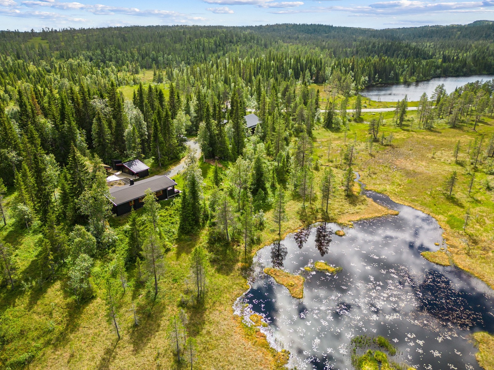 Hytta ligger i et flott område for friluftsliv, jakt og fiske sommer som vinter Galleribilde