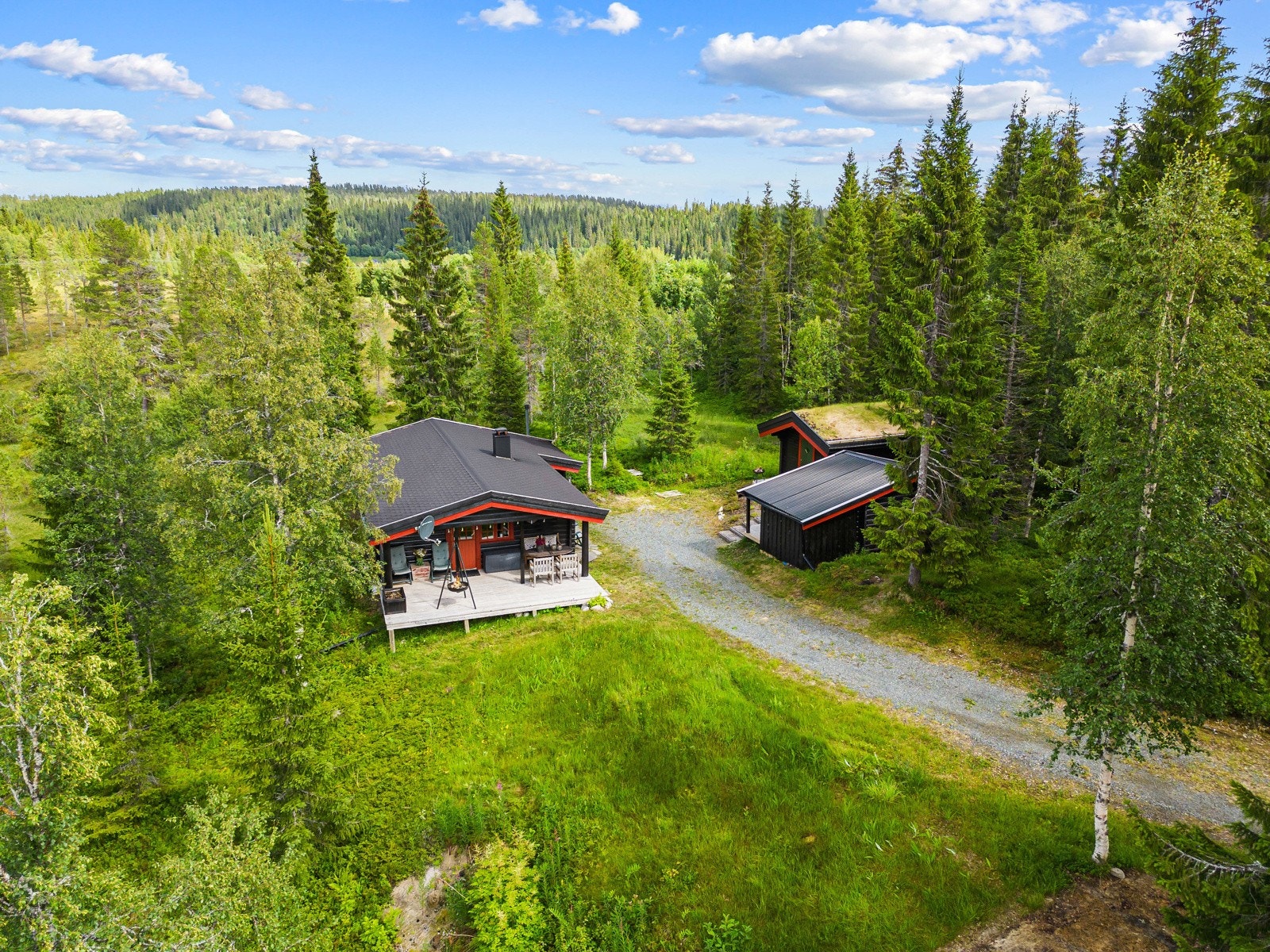 Velkommen til Bringsåsen 2 - en innbydende, laftet hytte modernisert i 2020-21 med nytt laftet anneks fra 2020 og utedo. Galleribilde